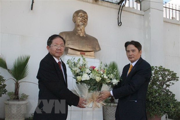 Dâng hoa tưởng nhớ Chủ tịch Hồ Chí Minh tại đại lộ Hồ Chí Minh, thủ đô Algers nhân dịp Kỷ niệm 130 năm ngày sinh của Người tại khuôn viên Đại sứ quán Việt Nam tại Algeria, ngày 19-5-2020 tại thủ đô Al