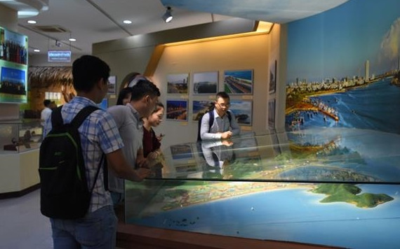 Triển lãm thu hút nhiều bạn sinh viên tới xem, thưởng lãm.