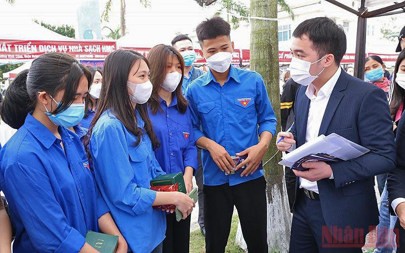 Các nhà tuyển dụng tiếp cận, trao đổi với đoàn viên, thanh niên Thủ đô tại phiên giao dịch việc làm.