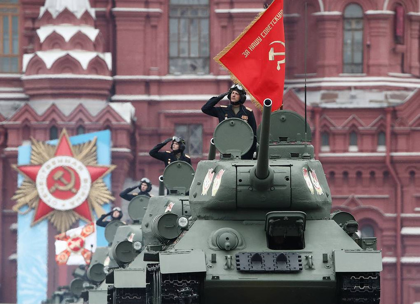 Xe tăng tiến vào Quảng trường Đỏ. (Ảnh: TASS)