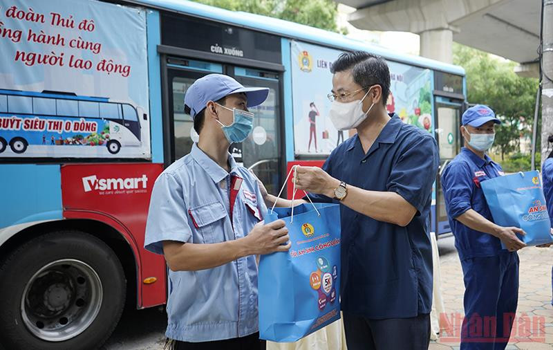 "Túi an sinh công đoàn" chứa đựng tình cảm, sự quan tâm, chăm lo kịp thời của tổ chức Công đoàn Thủ đô tới người lao động. 