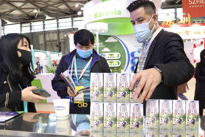 Khách hàng tìm hiểu về các sản phẩm sữa tươi của Vinamilk tại Triển lãm FHC Thượng Hải 2021.
