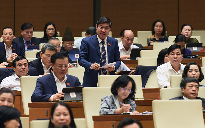 Ðại biểu Quốc hội tỉnh Quảng Nam phát biểu thảo luận tại hội trường. Ảnh: Quang Khánh