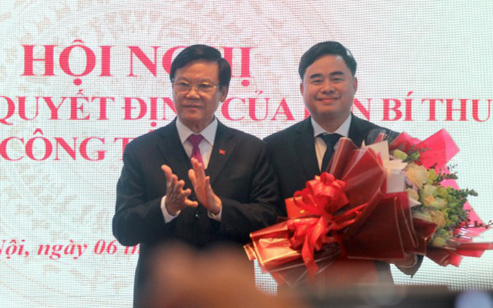 Đồng chí Hà Ban tặng hoa chúc mừng tân Giám đốc - Tổng Biên tập NXB Chính trị quốc gia Sự thật Phạm Minh Tuấn (bên phải). Ảnh: Viết Thanh