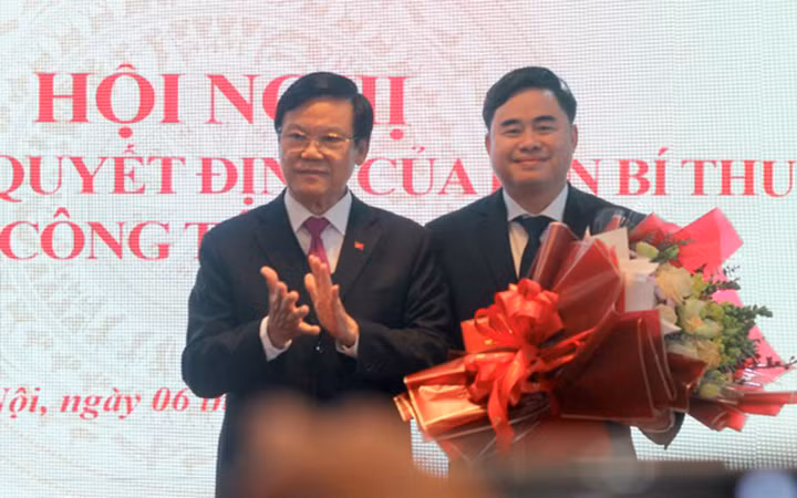 Đồng chí Hà Ban tặng hoa chúc mừng tân Giám đốc - Tổng Biên tập NXB Chính trị quốc gia Sự thật Phạm Minh Tuấn (bên phải). Ảnh: Viết Thanh