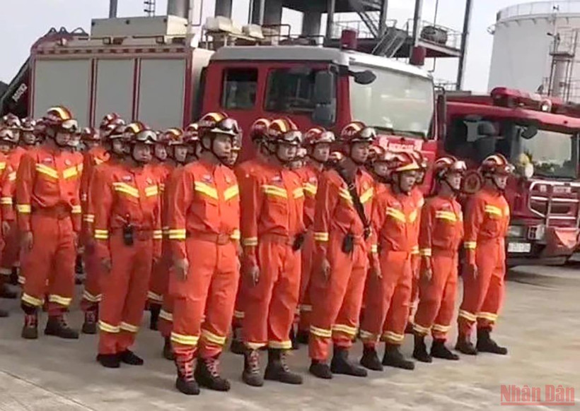 Lực lượng cứu hộ tập kết trước khi lên đường tham gia công tác tìm kiếm cứu nạn. (Ảnh: Nhân Dân Nhật báo)