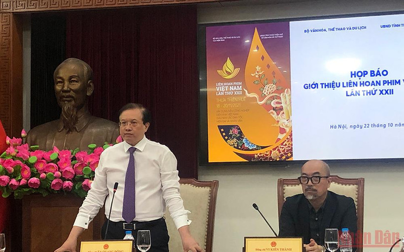 Thứ trưởng Văn hóa, Thể thao và Du lịch Tạ Quang Đông và Cục trưởng Cục Điện ảnh Vi Kiến Thành thông báo về LHP Việt Nam lần thứ 22.