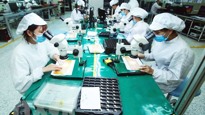  Sản xuất linh kiện điện tử. Ảnh: PHẠM KIÊN - TTXVN