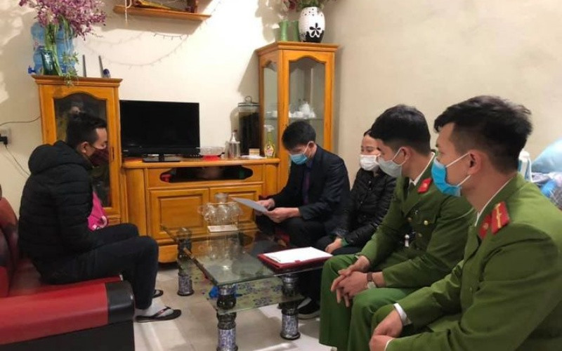 Lực lượng chức năng làm việc với anh Trần Văn V.