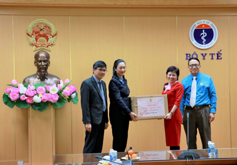Công đoàn Y tế Việt Nam thăm, tặng quà các y, bác sĩ tham gia phòng, chống dịch Covid-19. (Ảnh minh họa)