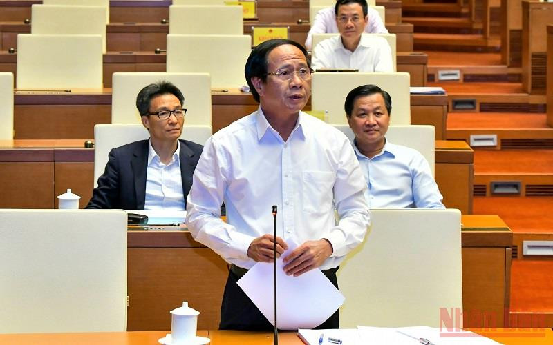 Phó Thủ tướng Lê Văn Thành báo cáo một số nội dung liên quan đến các dự án đường cao tốc. (Ảnh: NGUYÊN KHOA)