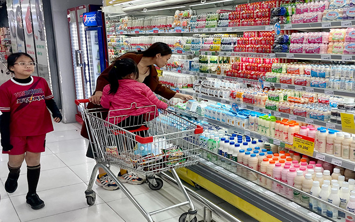 Người dân mua hàng tại siêu thị Vinmart Royal city (Hà Nội).