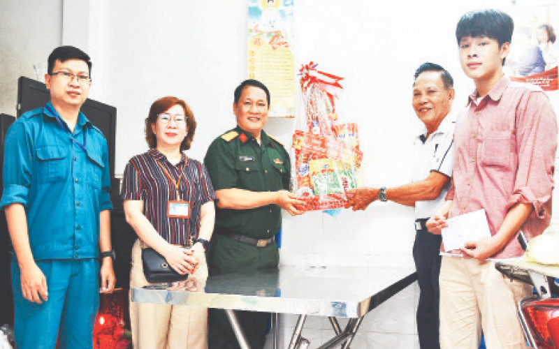 Đại diện Ban Chỉ huy quân sự quận 3 và UBND phường 14 thăm, tặng quà gia đình thanh niên chuẩn bị nhập ngũ năm 2022.