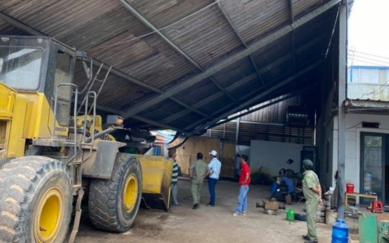 Lực lượng chức năng tiến hành cưỡng chế nhà xưởng do ông Tuấn xây dựng trái phép.