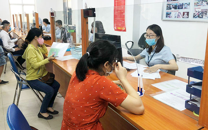 Người lao động đến Trung tâm Dịch vụ giới thiệu việc làm (Hà Nội) làm thủ tục nhận trợ cấp bảo hiểm xã hội thất nghiệp. Ảnh: HÀ PHƯƠNG