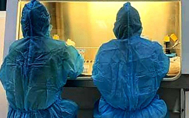 Cán bộ CDC Quảng Trị trong một công đoạn xét nghiệm Covid-19.