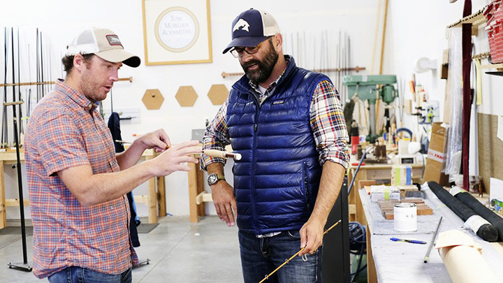 Matt Barber (trái) và Joel Doub (phải) thảo luận về thiết kế cần câu của Tom Morgan. Ảnh: AP