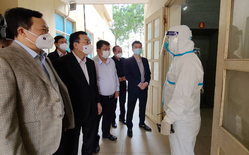 Lãnh đạo thành phố Hà Nội kiểm tra khu thu dung, điều trị F0 thể nhẹ tại quận Đống Đa.