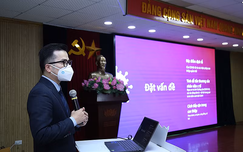 PGS.TS Trần Xuân Bách trình bày các số liệu nghiên cứu tại hội thảo.