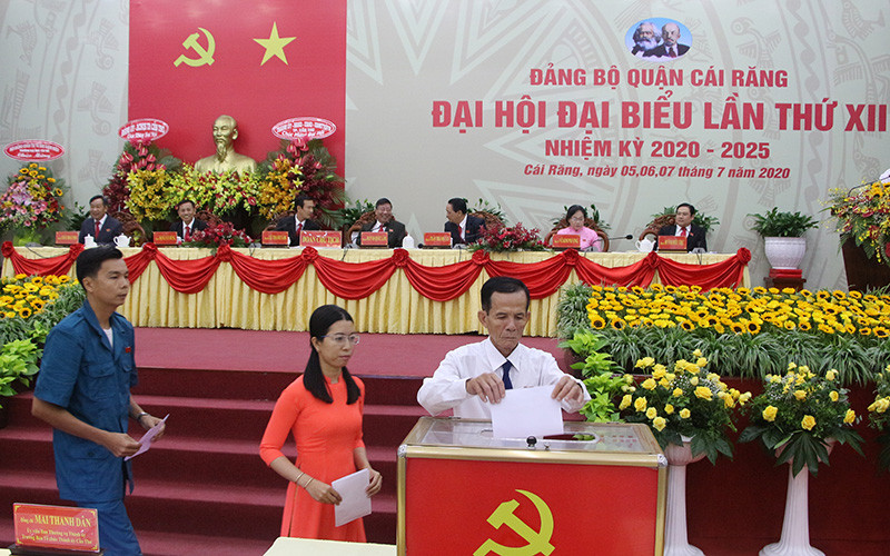 Các đại biểu bầu Ban chấp hành Đảng bộ quận Cái Răng nhiệm kỳ 2020 - 2025.