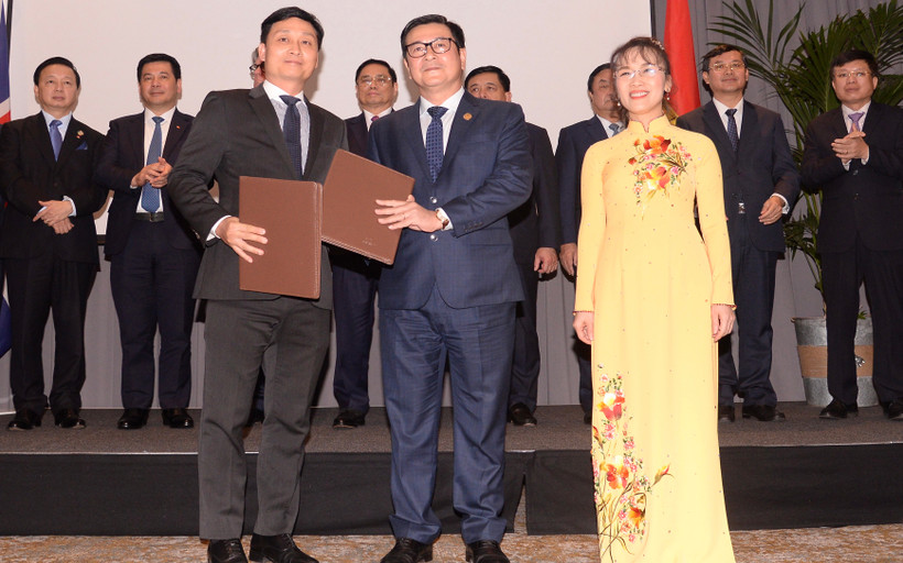 Ông Trần Hoài Nam - Phó Tổng giám đốc HDBank ký thỏa thuận hợp tác với Tổng giám đốc điều hành Quỹ đầu tư toàn cầu Affinity Lê Hoài Anh trước sự chứng kiến của Phó Chủ tịch HĐQT Thường trực HDBank Nguyễn Thị Phương Thảo