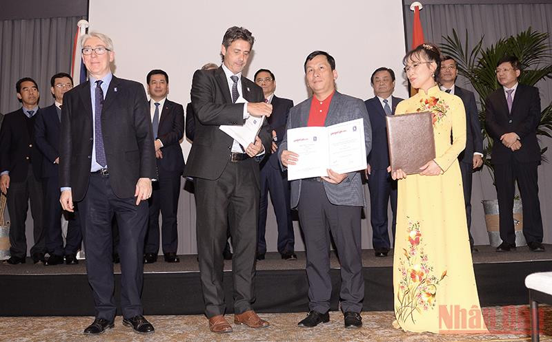 Thủ tướng và lãnh đạo các bộ, ngành Việt Nam, quan chức Anh chứng kiến lễ trao Thỏa thuận hợp tác giữa Rolls-Royce và Vietjet.