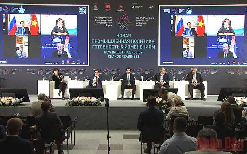 Việt Nam tham dự phiên toàn thể trong khuôn khổ Diễn đàn.