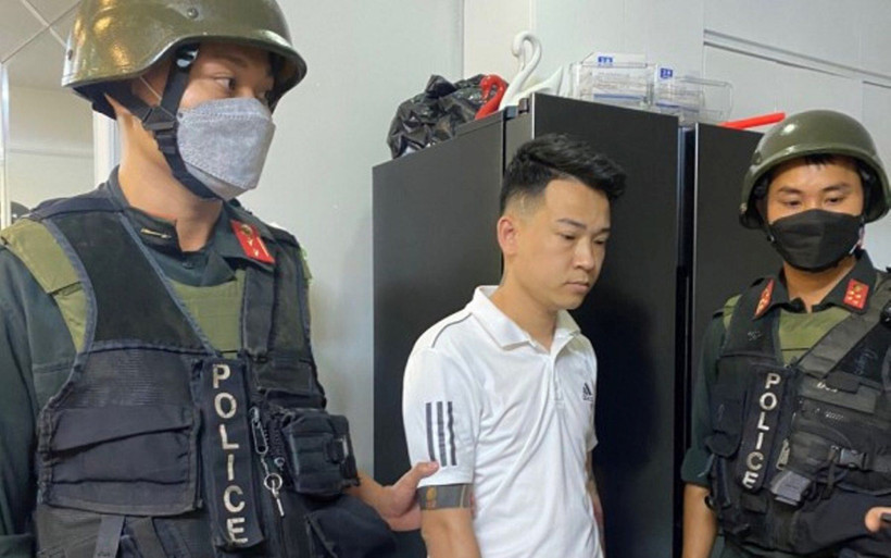 Đối tượng Đỗ Ngọc Hà (ở giữa) bị lực lượng chức năng bắt giữ. 