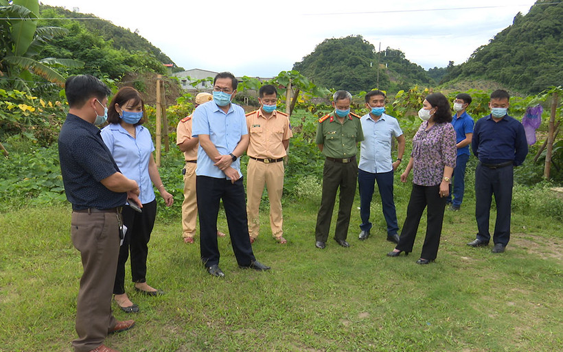 Lãnh đạo tỉnh Sơn La kiểm tra công tác phòng, chống dịch Covid-19 tại trạm kiểm soát phòng, chống dịch Covid-19 huyện Vân Hồ. 