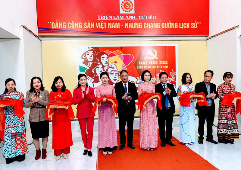 Các đại biểu cắt băng khai mạc triển lãm.