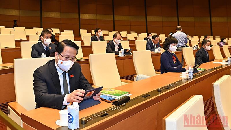 Đại biểu Quốc hội biểu quyết tại Hội trường Diên Hồng, Nhà Quốc hội. (Ảnh: Linh Khoa)