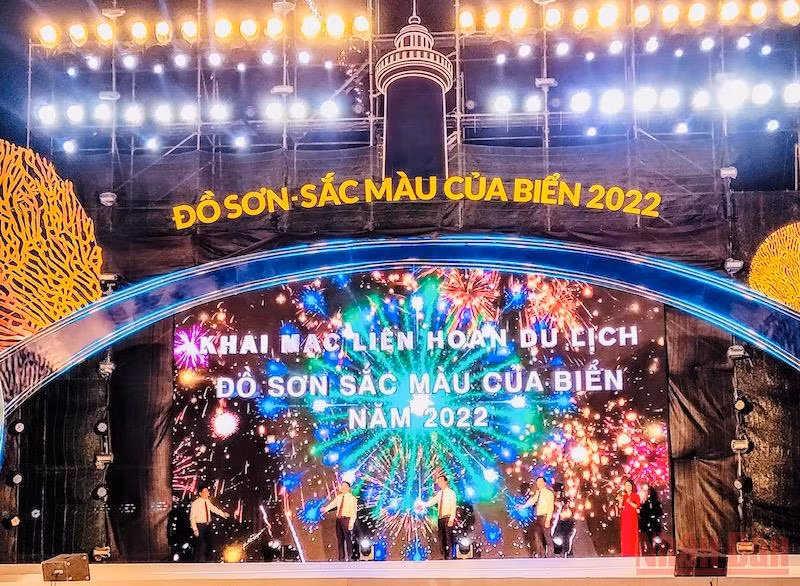 Các đại biểu nhấn nút khai mạc Liên hoan du lịch “Đồ Sơn – sắc màu của biển 2022”.