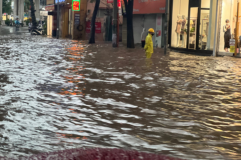 Úng ngập sau trận mưa lớn chiều 29/5. (Ảnh: NGỌC TRÂM)