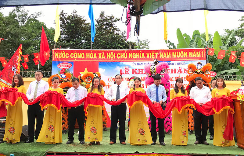 Đại diện lãnh đạo tỉnh Bình Thuận, cùng chính quyền địa phương và nhà đầu tư cắt băng khánh thành Hệ thống cấp nước sạch cho các địa phương phía nam huyện Đức Linh.