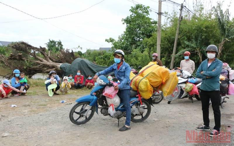 Người dân An Giang, Kiên Giang, Sóc Trăng, Hậu Giang, Đồng Tháp di chuyển về quê đến trạm kiểm soát giáp ranh giữa tỉnh Long An và Đồng Tháp không qua chốt được. 