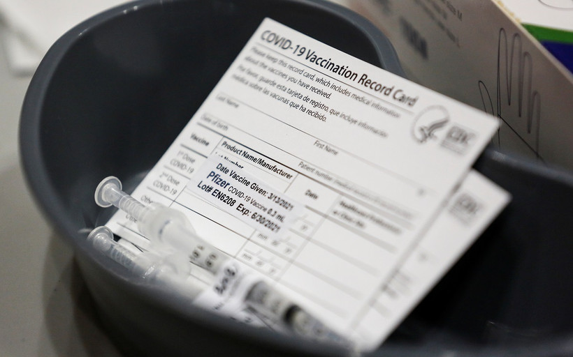 Giấy chứng nhận tiêm vaccine phòng Covid-19 tại Mỹ. (Ảnh: Reuters)