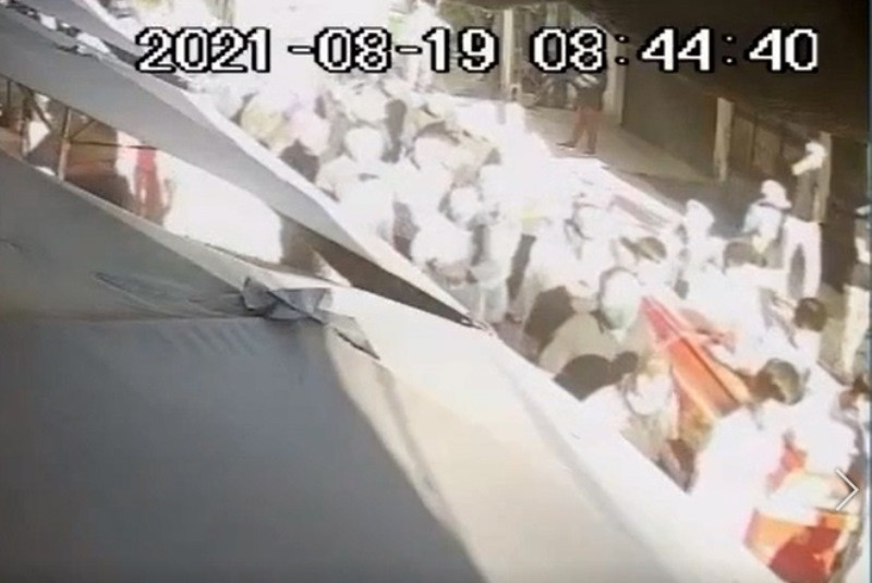 Dù đang trong thời gian giãn cách, nhưng rất nhiều người đã tham gia đám tang tại xã Thọ An. (Ảnh cắt từ clip người dân cung cấp)