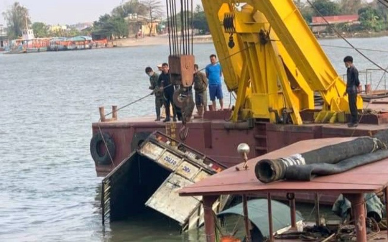 Lực lượng chức năng huyện Ý Yên, tỉnh Nam Định tiến hành trục vớt chiếc xe tải gặp nạn.