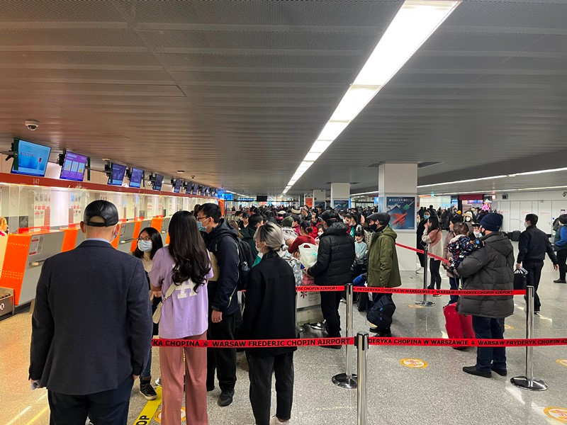 Hành trang của những người về nước ngày 8/3 rất gọn nhẹ vì không thể mang theo nhiều trong lúc sơ tán sang Ba Lan.