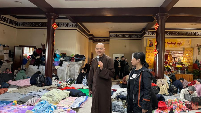 Thầy Thích Trung Đạt, trị sự chùa Nhân Hòa, liên tục hỏi thăm tình hình sức khỏe và nhu cầu của bà con.