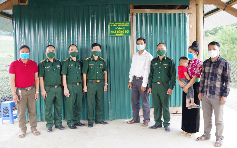Đại diện Bộ Chỉ huy Bộ đội Biên phòng Sơn La trao “Nhà đồng đội” cho gia đình đồng chí Quàng Văn Kiểm.