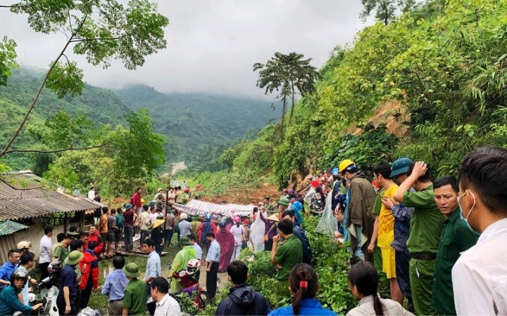 Lực lượng cứu hộ và bà con nhân dân hỗ trợ gia đình người bị nạn.