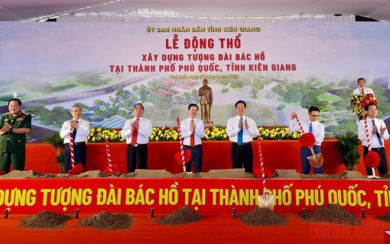 Các đồng chí lãnh đạo Đảng, Nhà nước, nguyên lãnh đạo Đảng, Nhà nước thực hiện nghi thức động thổ.