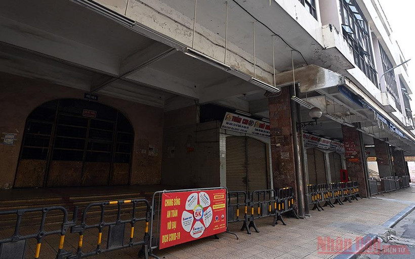 Hè phố Hà Nội vắng lặng trong những ngày giãn cách xã hội.