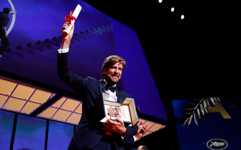 Đạo diễn Ruben Östlund và giải Cành cọ vàng thứ hai của mình. (Ảnh: Reuters)