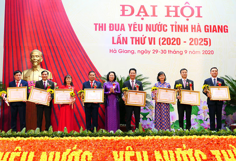 Phó Chủ tịch nước trao tặng Huân chương Lao động hạng Nhì và hạng Ba cho các cá nhân điển hình tỉnh Hà Giang.