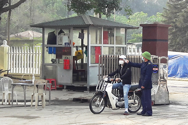 Kiểm tra thân nhiệt người lao động đến cơ sở sản xuất tập trung ở Khu công nghiệp Lễ Môn, thành phố Thanh Hóa.