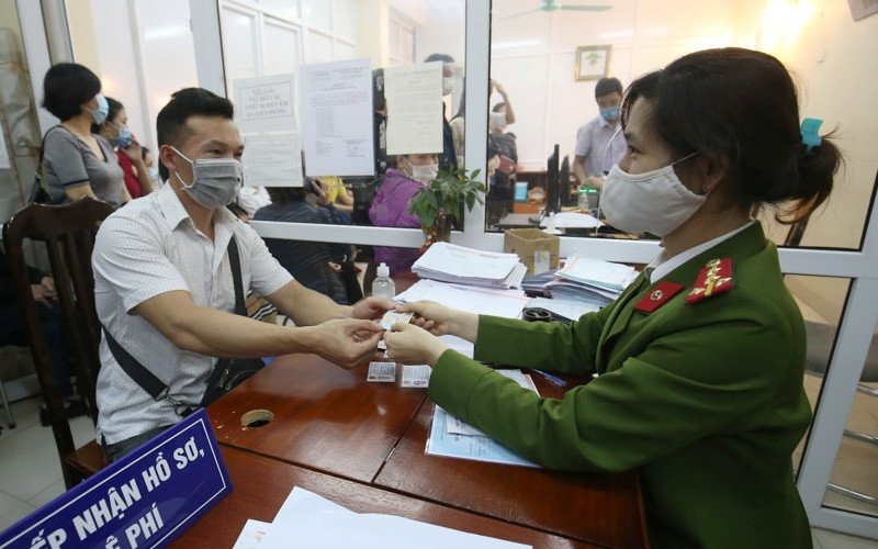 Theo đề án của Bộ Công an, việc cấp căn cước công dân (CCCD) gắn chíp điện tử được tiến hành quyết liệt để bảo đảm đến 1-7-2021 cấp được 50 triệu thẻ. Trong đó, tại Hà Nội sẽ có khoảng 6 triệu công dân từ 14 tuổi trở lên, đủ tiêu chuẩn sẽ được cấp CCCD gắn chip và tiến tới thay đổi hoàn toàn loại CCCD 9 số và 12 số hiện đang lưu hành.