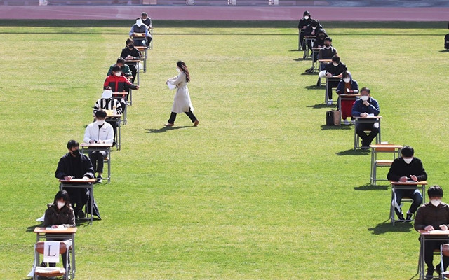 Các thí sinh dự thi ngồi cách nhau đều đặn 5 m với khẩu trang được đeo kín.