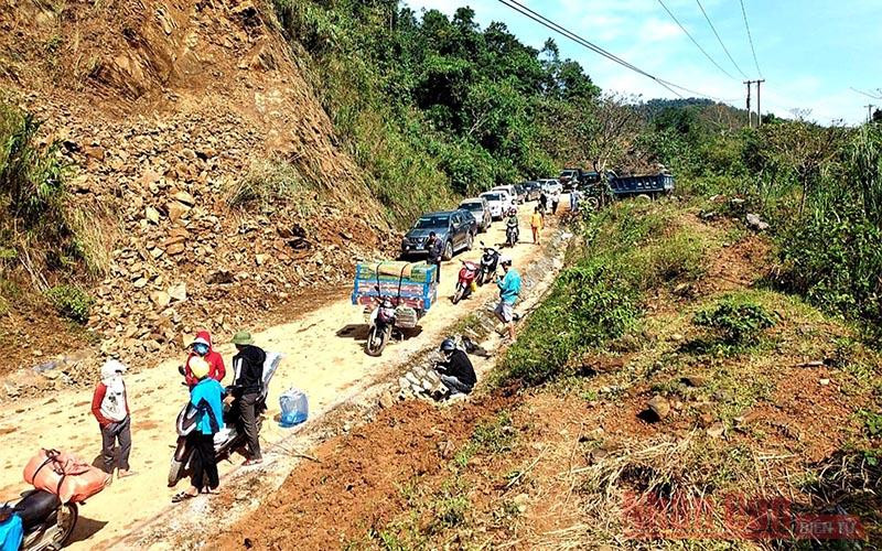 Đoàn ô-tô 12 chiếc cùng 32 người thuộc các lực lượng cứu hộ của huyện miền núi Hướng Hóa đang trên đường lúc 10 giờ ngày 23-10 để tiếp cận sớm nhất hai xã Hướng Lập, Hướng Việt.